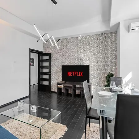 Central Bucharest 1Br With Balcony & Workspace 布加勒斯特