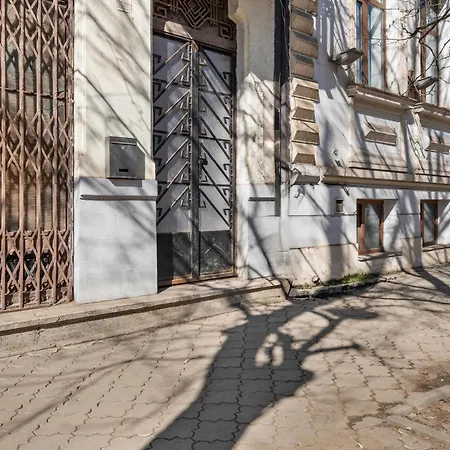 公寓 Central Bucharest 1Br With Balcony & Workspace 布加勒斯特